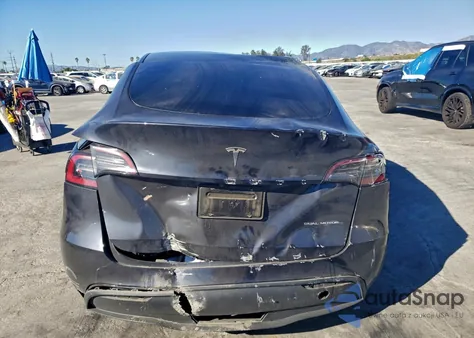 2024 Tesla Model Y z USA, uszkodzony, nr VIN 7SAYGDEE5RA238645